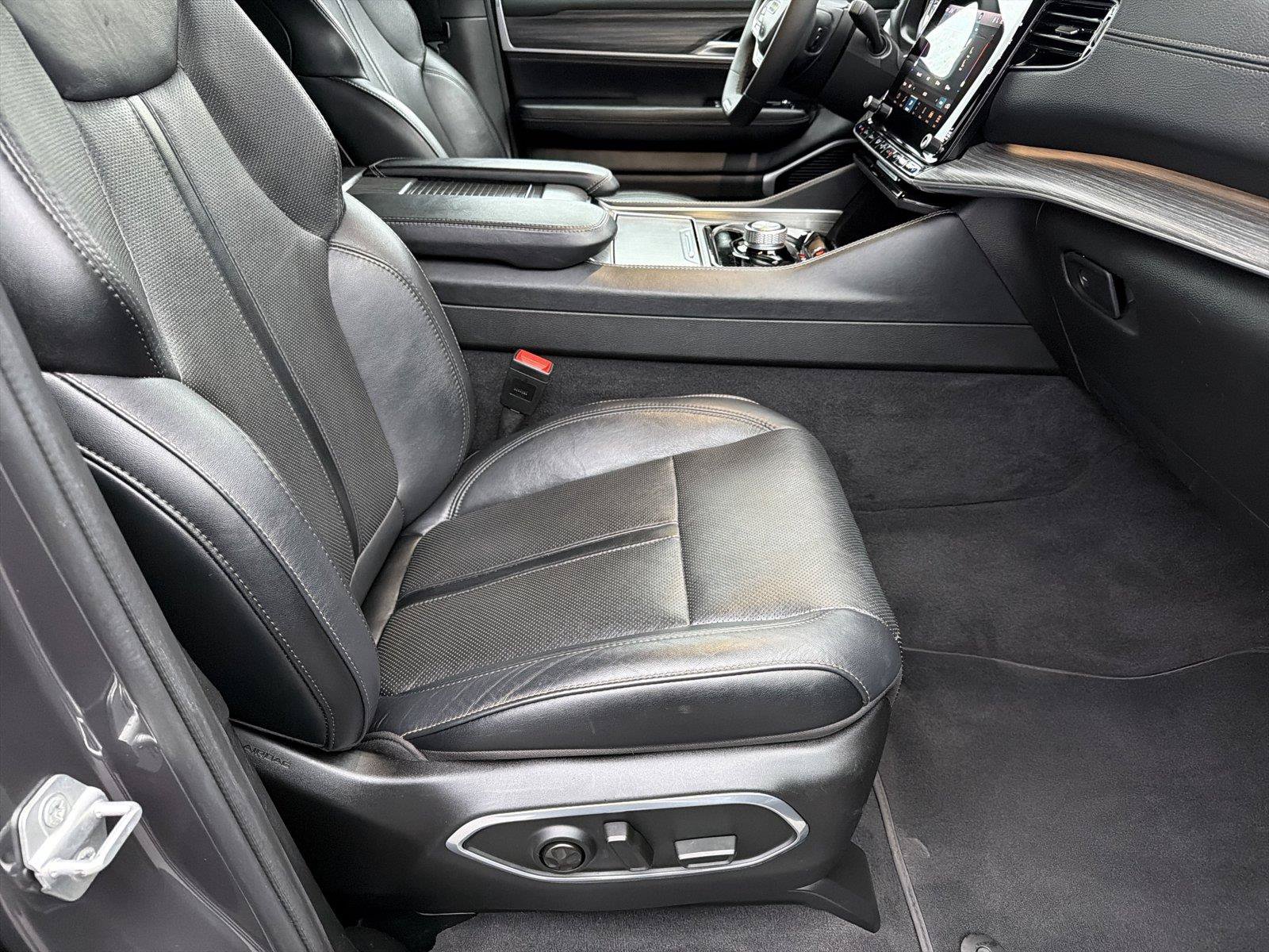 Used 2024 Jeep Wagoneer Series II w/ Flexible Seating Group RWD image 12