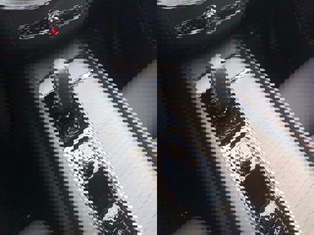 Used 2025 Volvo XC60 T8 Plus w/ Protection Package Premier image 28