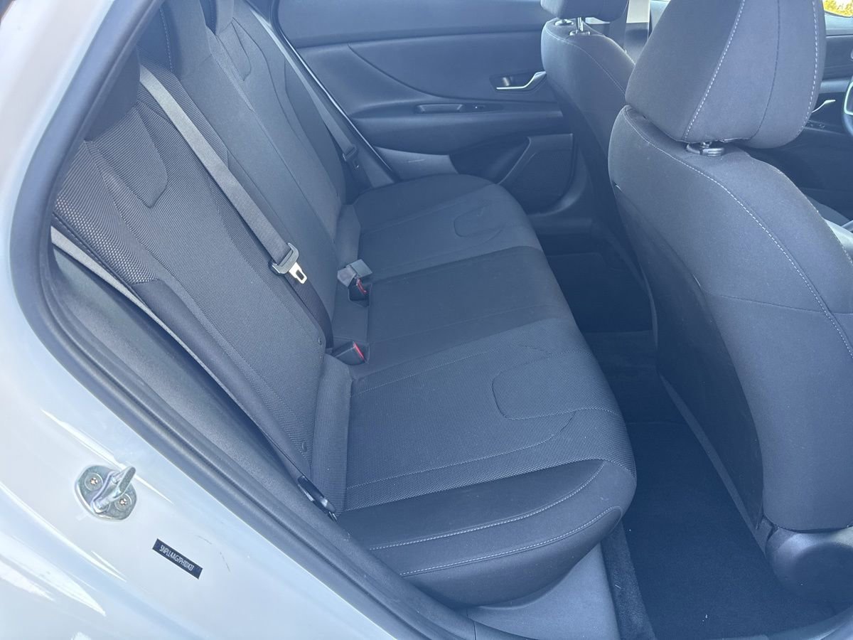 Used 2023 Hyundai Elantra SE image 39