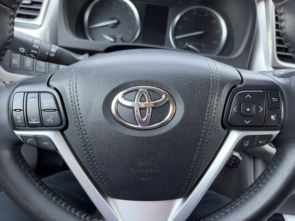 Used 2019 Toyota Highlander XLE AWD/4WD image 14