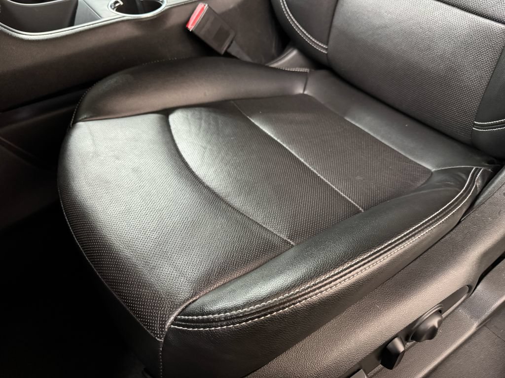 Used 2024 GMC Terrain SLT AWD/4WD image 16