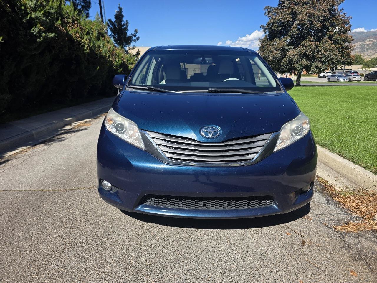 Used 2012 Toyota Sienna XLE FWD image 5