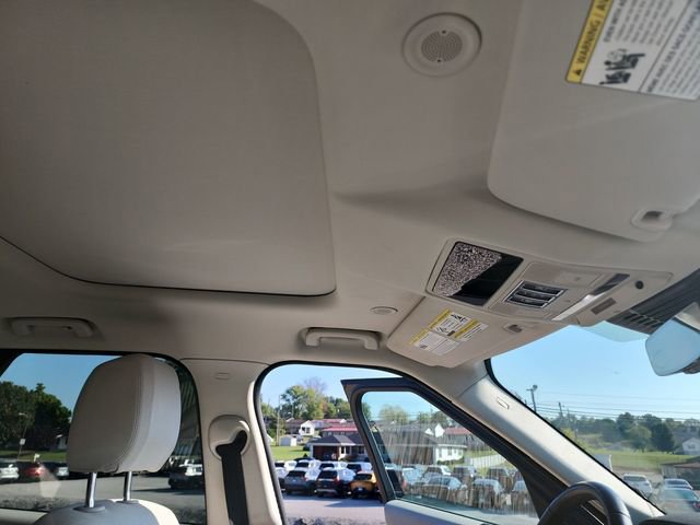 Used 2023 Land Rover Discovery S image 17