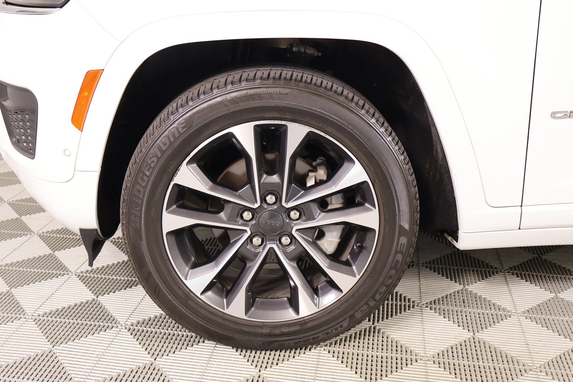 Used 2023 Jeep Grand Cherokee Overland w/ Luxury Tech Group IV AWD/4WD image 19