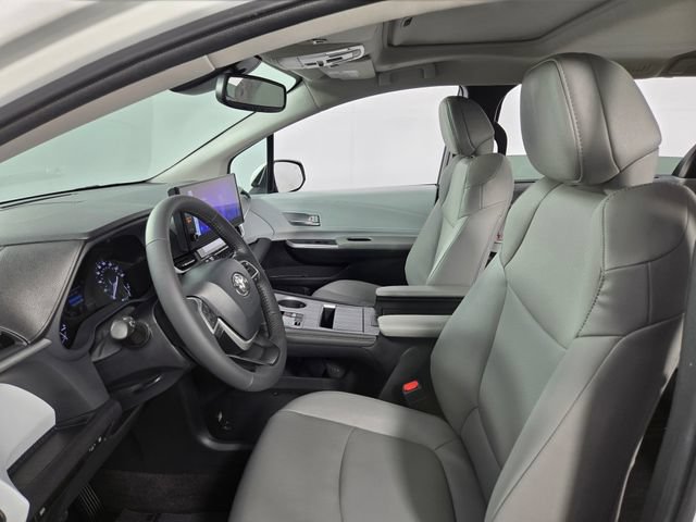 Used 2025 Toyota Sienna XLE FWD image 14