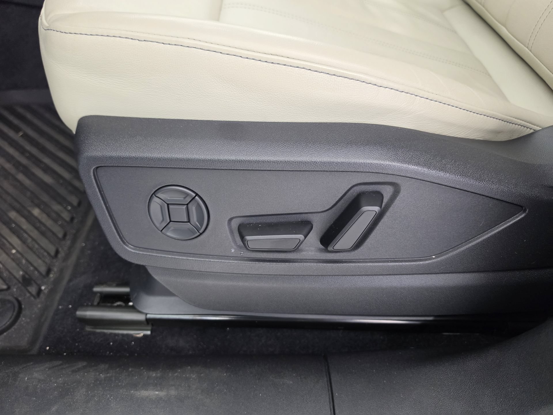 Used 2025 Audi Q5 Premium w/ Convenience Package AWD/4WD image 17