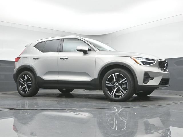 Used 2023 Volvo XC40 B5 Plus image 34