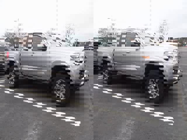 Used 2017 Toyota Tacoma SR5 w/ Tow Package image 5