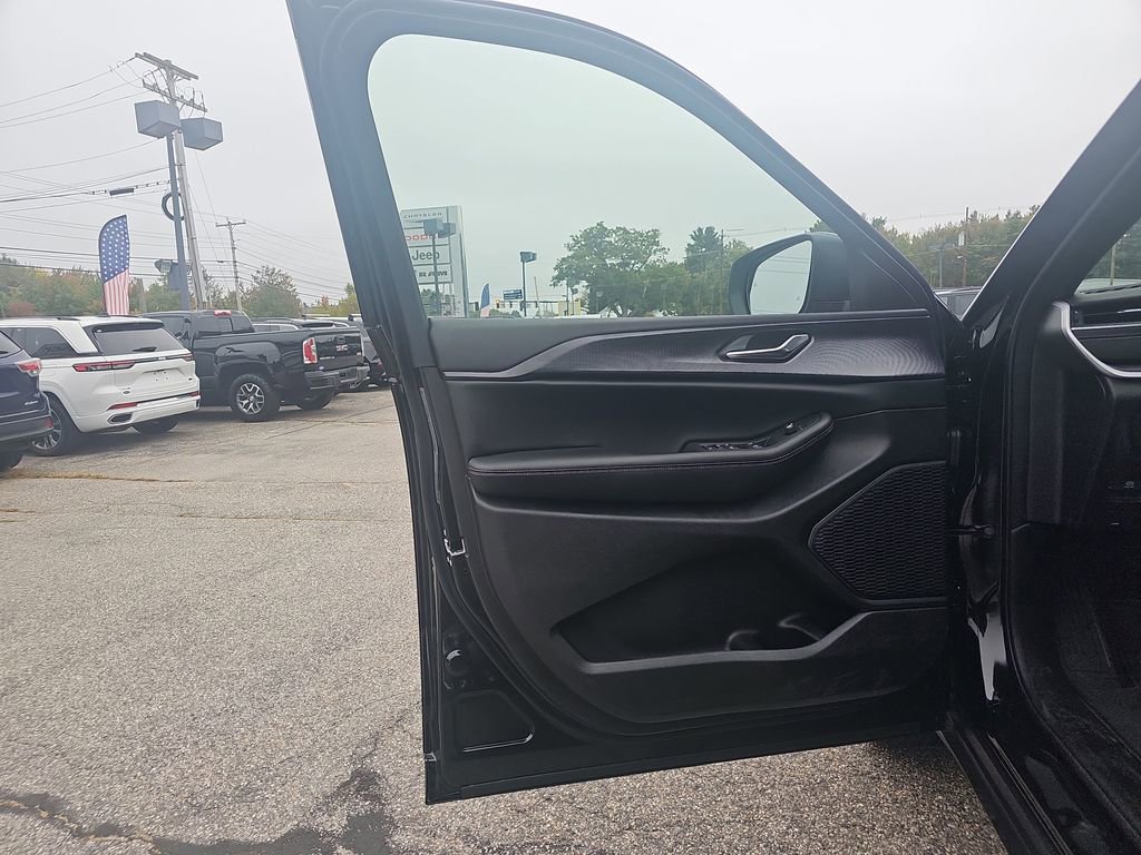 New 2025 Jeep Grand Cherokee Laredo X w/ Trailer Tow Package image 11