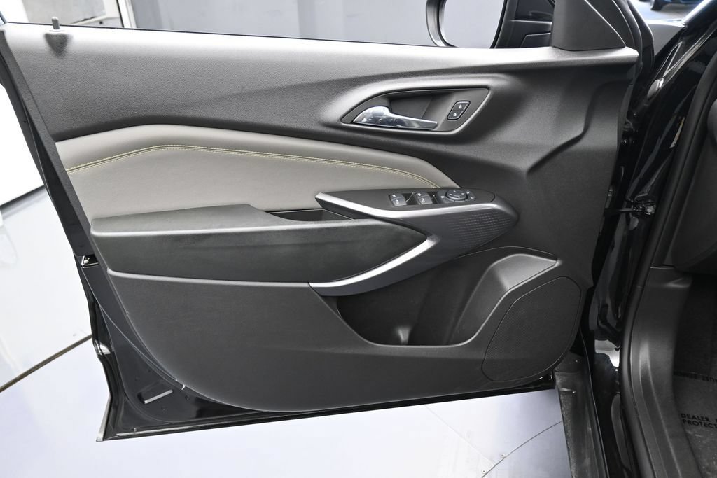 Used 2025 Chevrolet Trax ACTIV FWD image 13