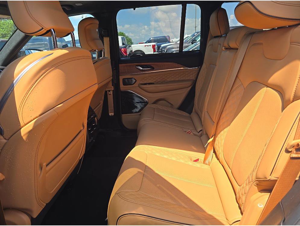 Used 2024 Jeep Grand Cherokee Summit AWD/4WD image 12