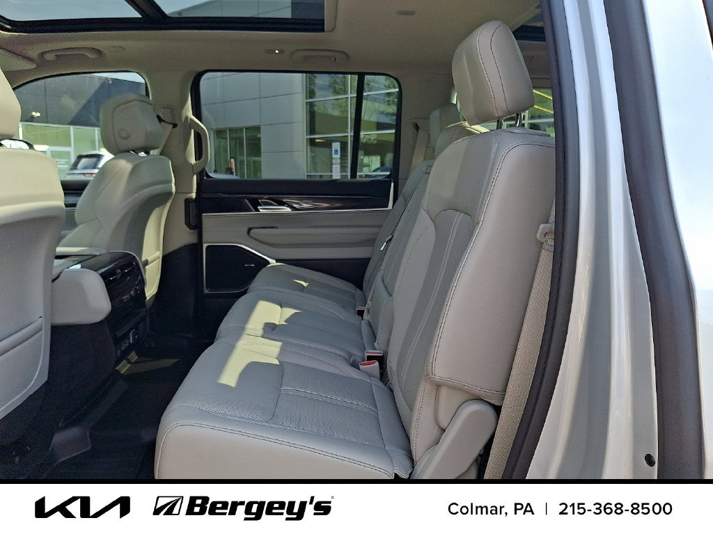 Used 2024 Jeep Wagoneer 4WD w/ Premium Group I image 12