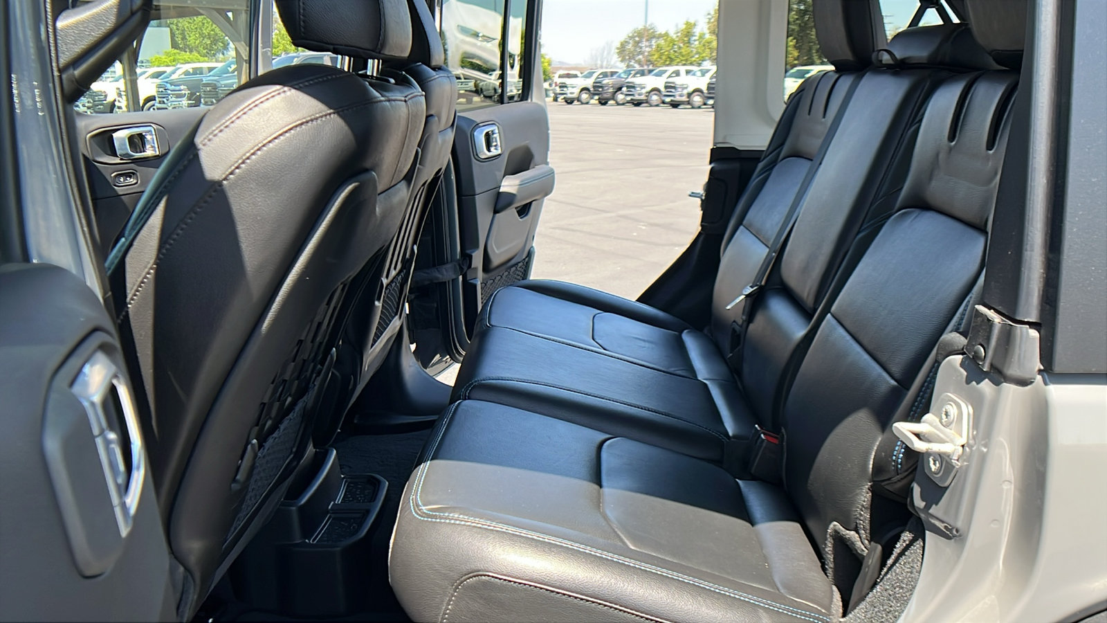 Used 2023 Jeep Wrangler Unlimited Rubicon 4xe w/ Cold Weather Group AWD/4WD image 17