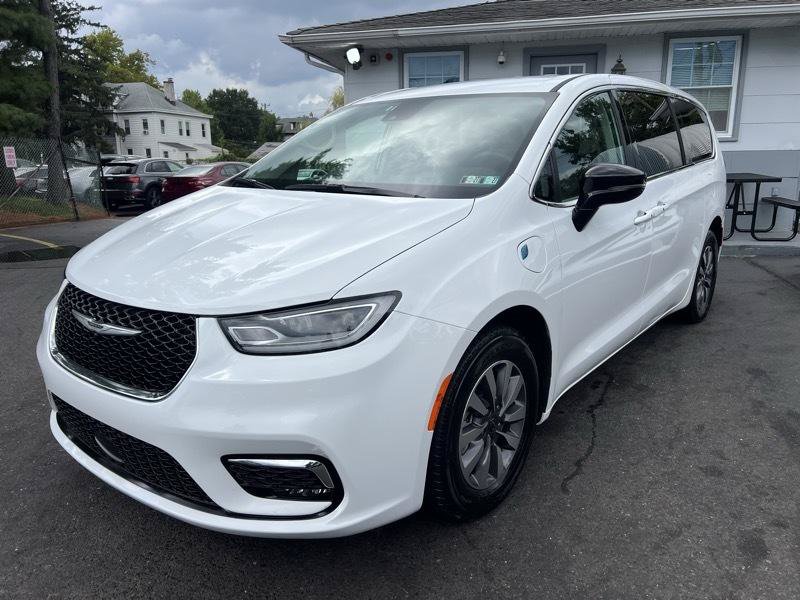 Used 2024 Chrysler Pacifica Limited FWD image 3