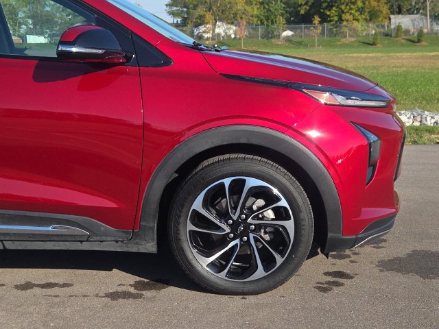 Used 2023 Chevrolet Bolt EUV Premier w/ Sun & Sound Package FWD image 4