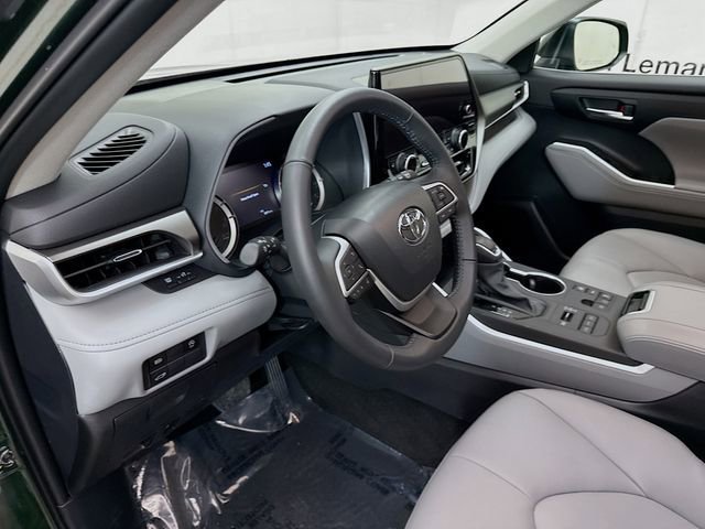 Used 2024 Toyota Highlander XLE image 9