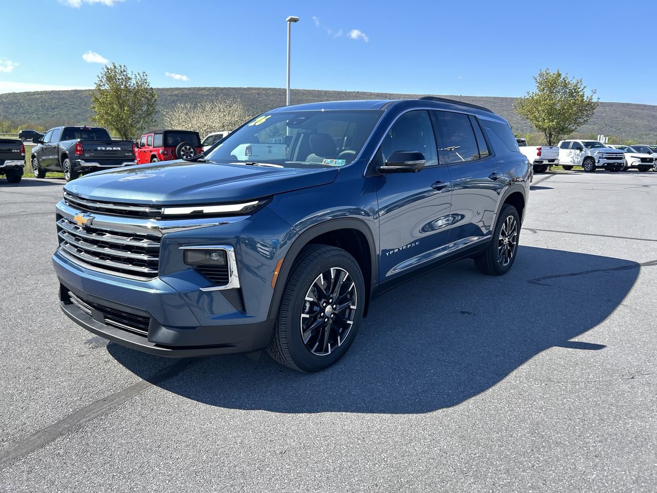 New 2026 Chevrolet Traverse LT w/ Sun and Wheel Package AWD/4WD image 3