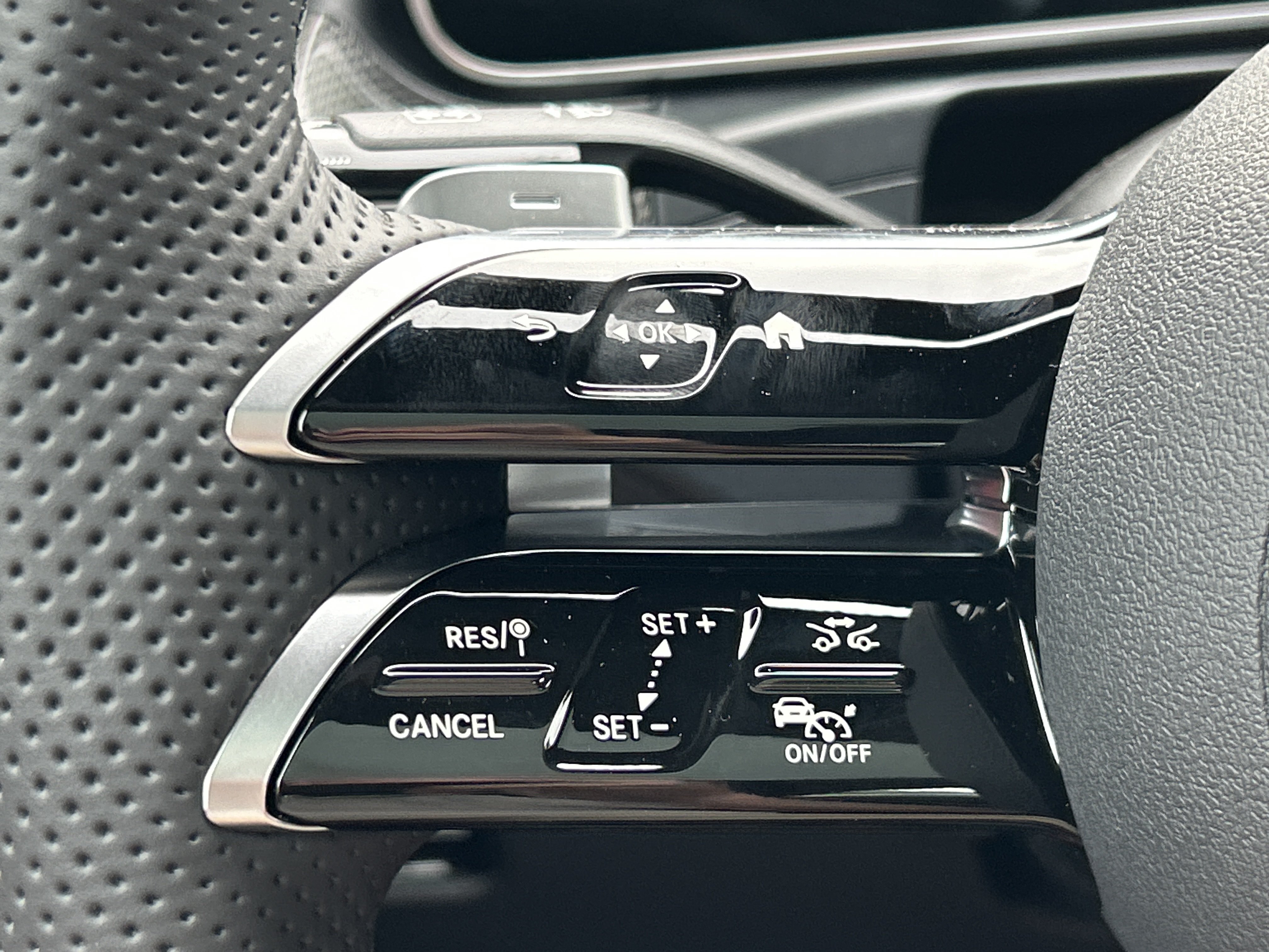 New 2026 Mercedes-Benz CLE 300 4MATIC Coupe image 23