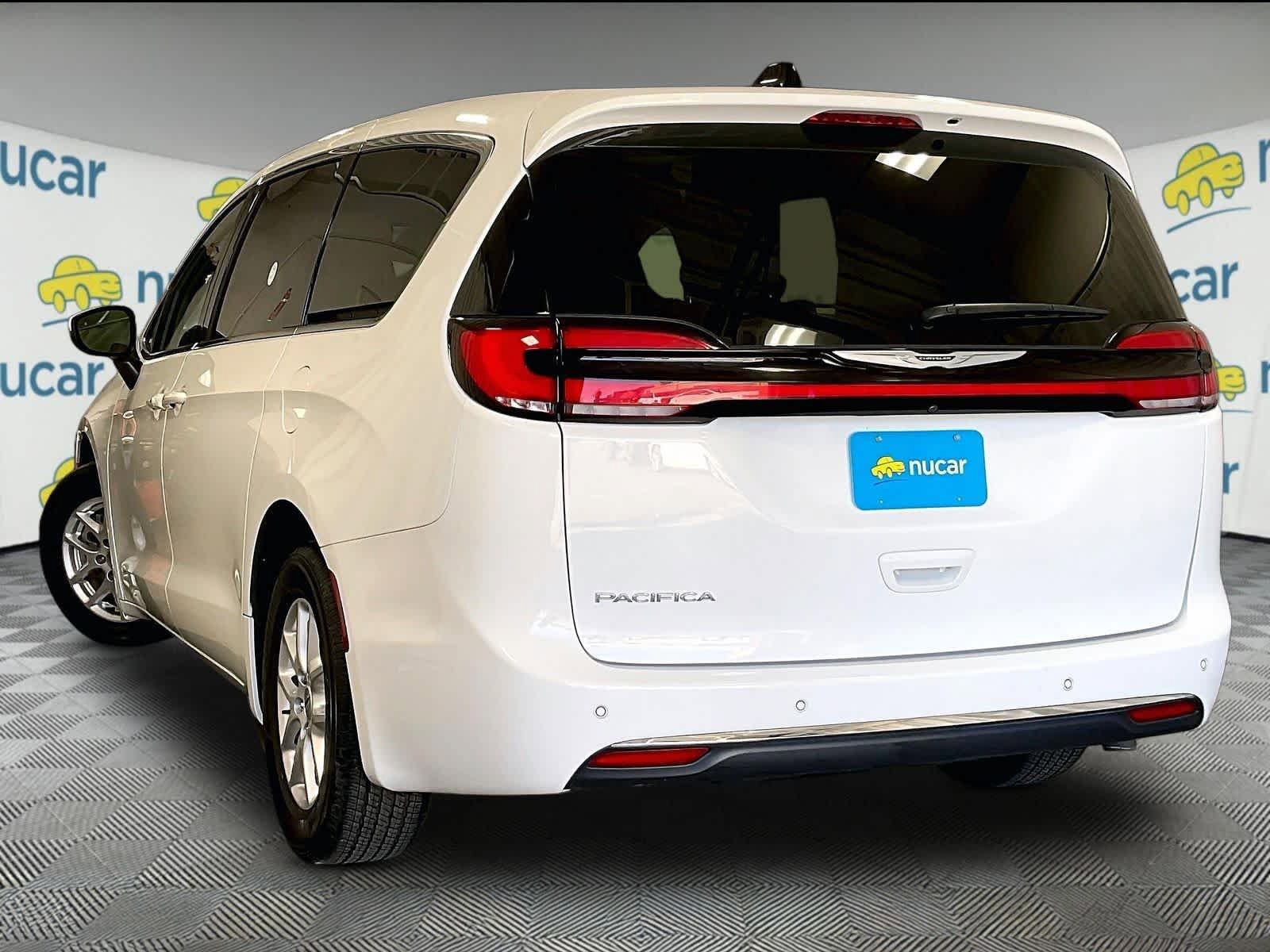Used 2023 Chrysler Pacifica Touring-L FWD image 4