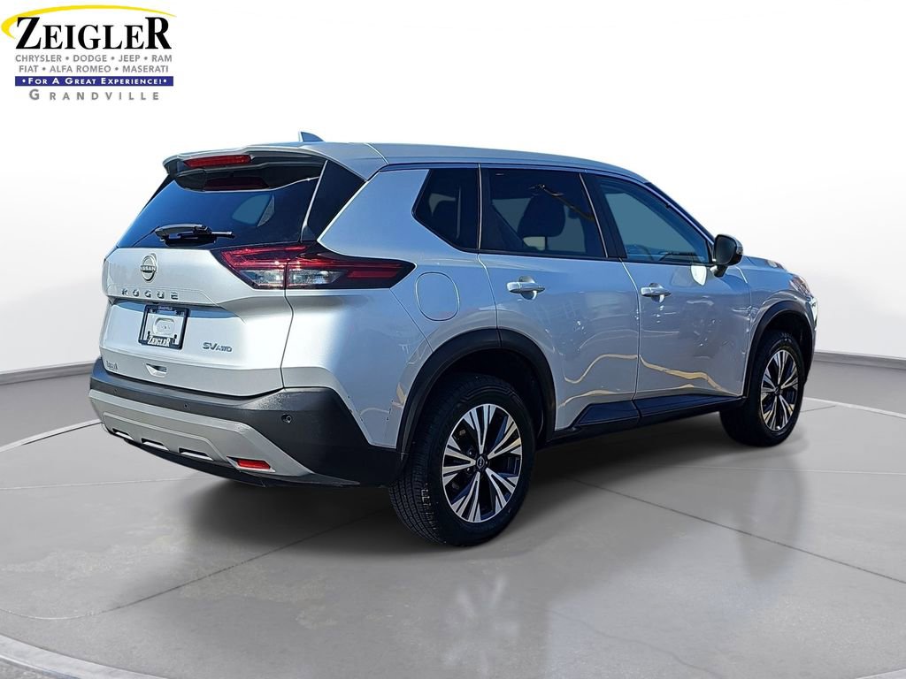 Used 2022 Nissan Rogue SV image 5