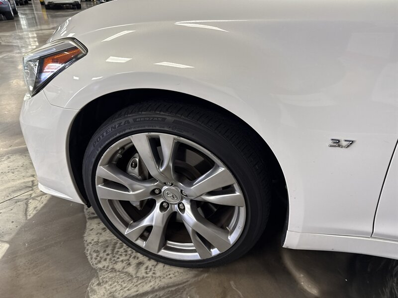 Used 2015 INFINITI Q70 3.7 w/ Sport Package RWD image 10