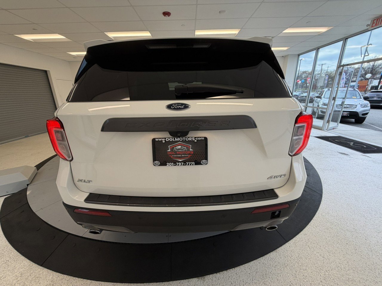 Used 2022 Ford Explorer XLT w/ Equipment Group 202A AWD/4WD image 63