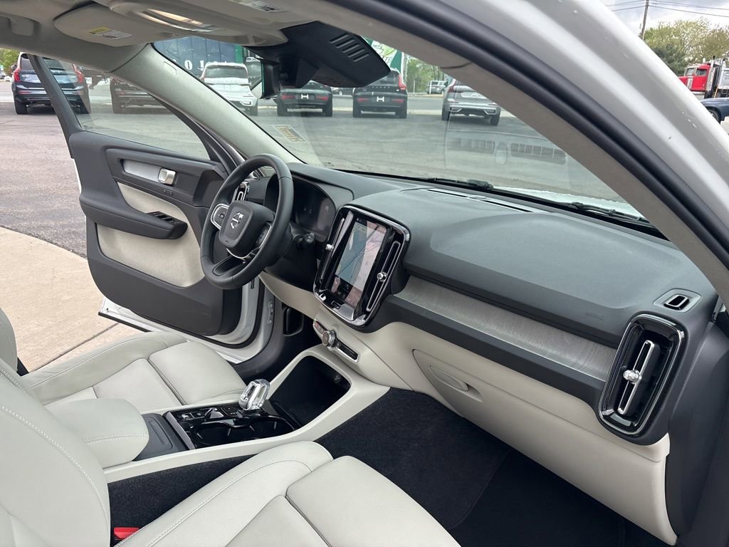 Certified 2026 Volvo XC40 B5 Plus AWD/4WD image 27