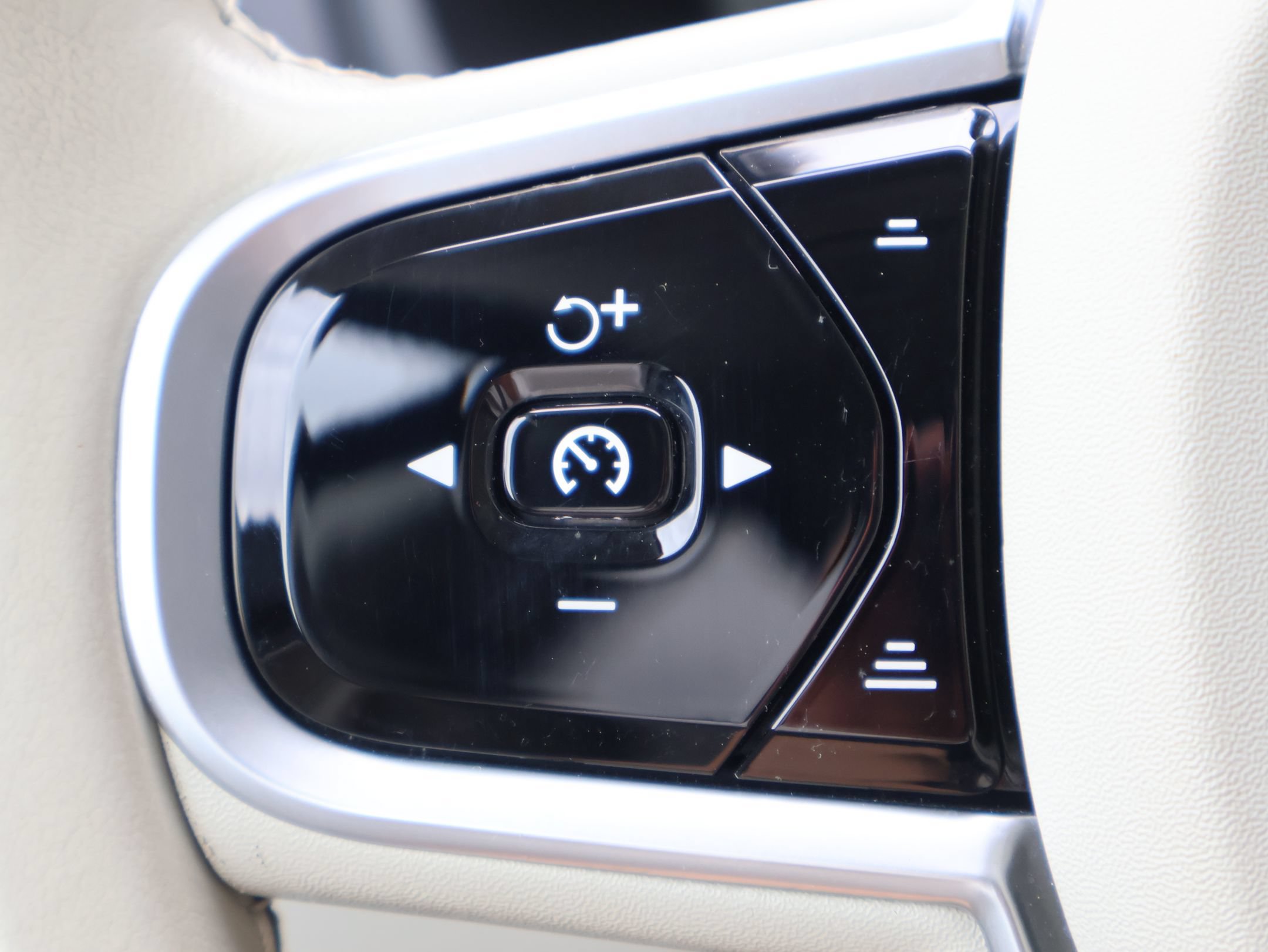 Used 2019 Volvo XC90 T6 Momentum w/ Advanced Package AWD/4WD image 13