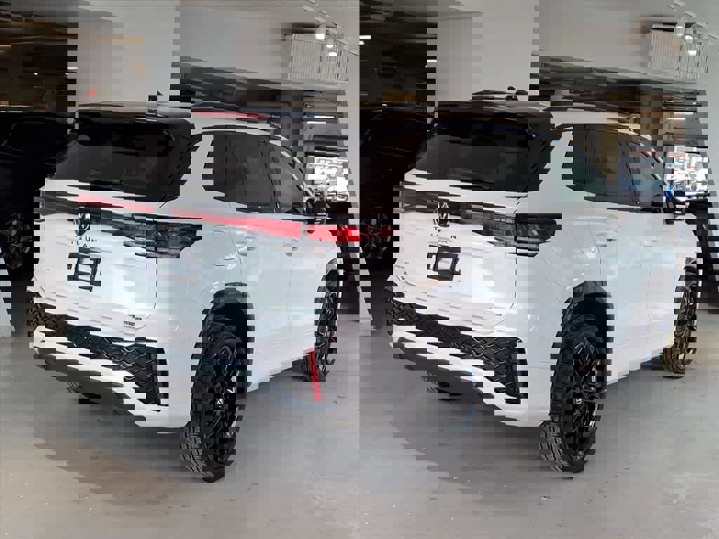 Certified 2025 Volkswagen Tiguan SE R-Line image 4