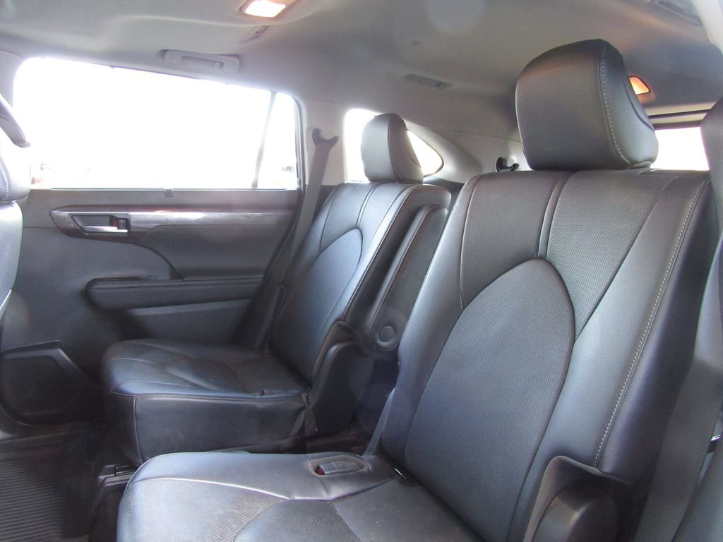 Used 2023 Toyota Highlander Limited image 16