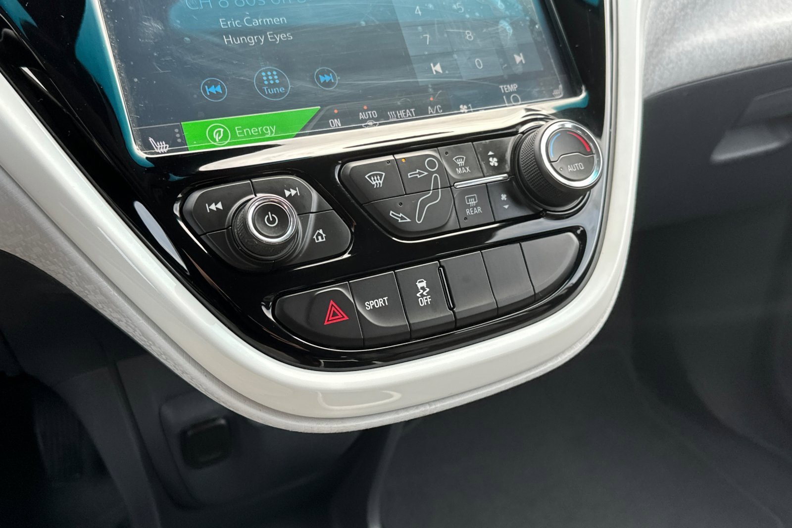 Used 2019 Chevrolet Bolt Premier w/ Infotainment Package image 29