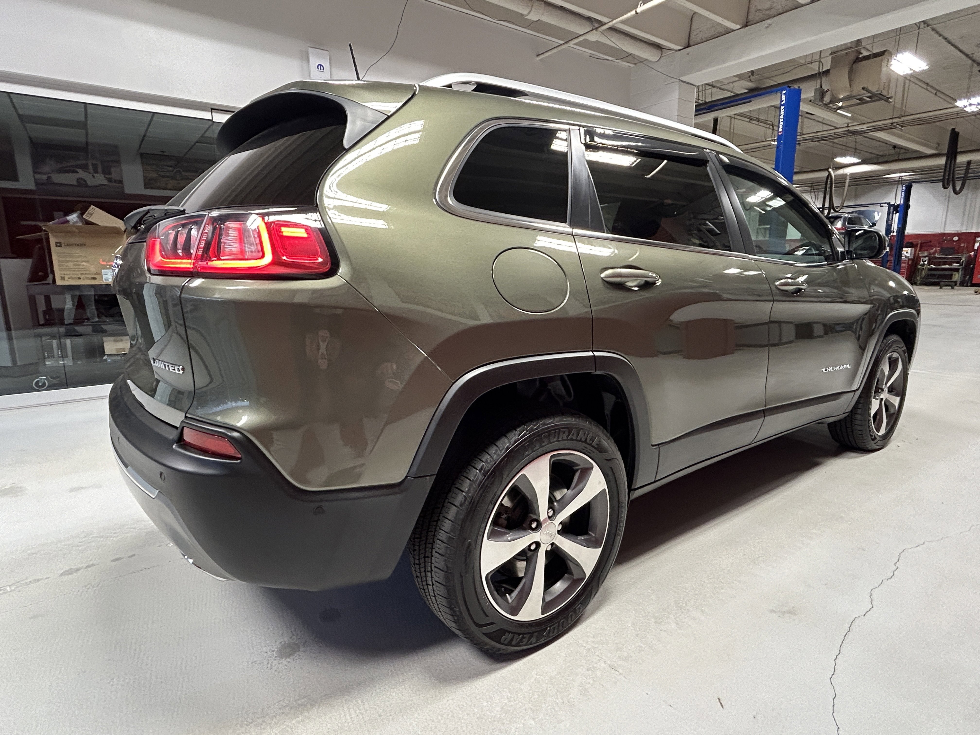 Used 2019 Jeep Cherokee Limited w/ Luxury Group image 7