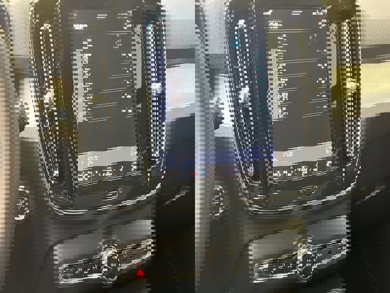 Used 2025 Volvo XC40 B5 Core image 18