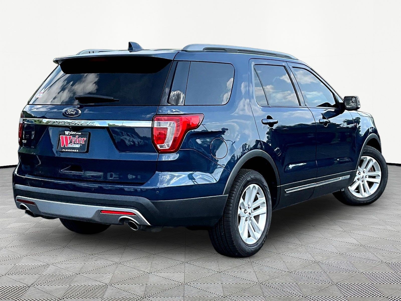 Used 2017 Ford Explorer XLT w/ Equipment Group 201A FWD image 6