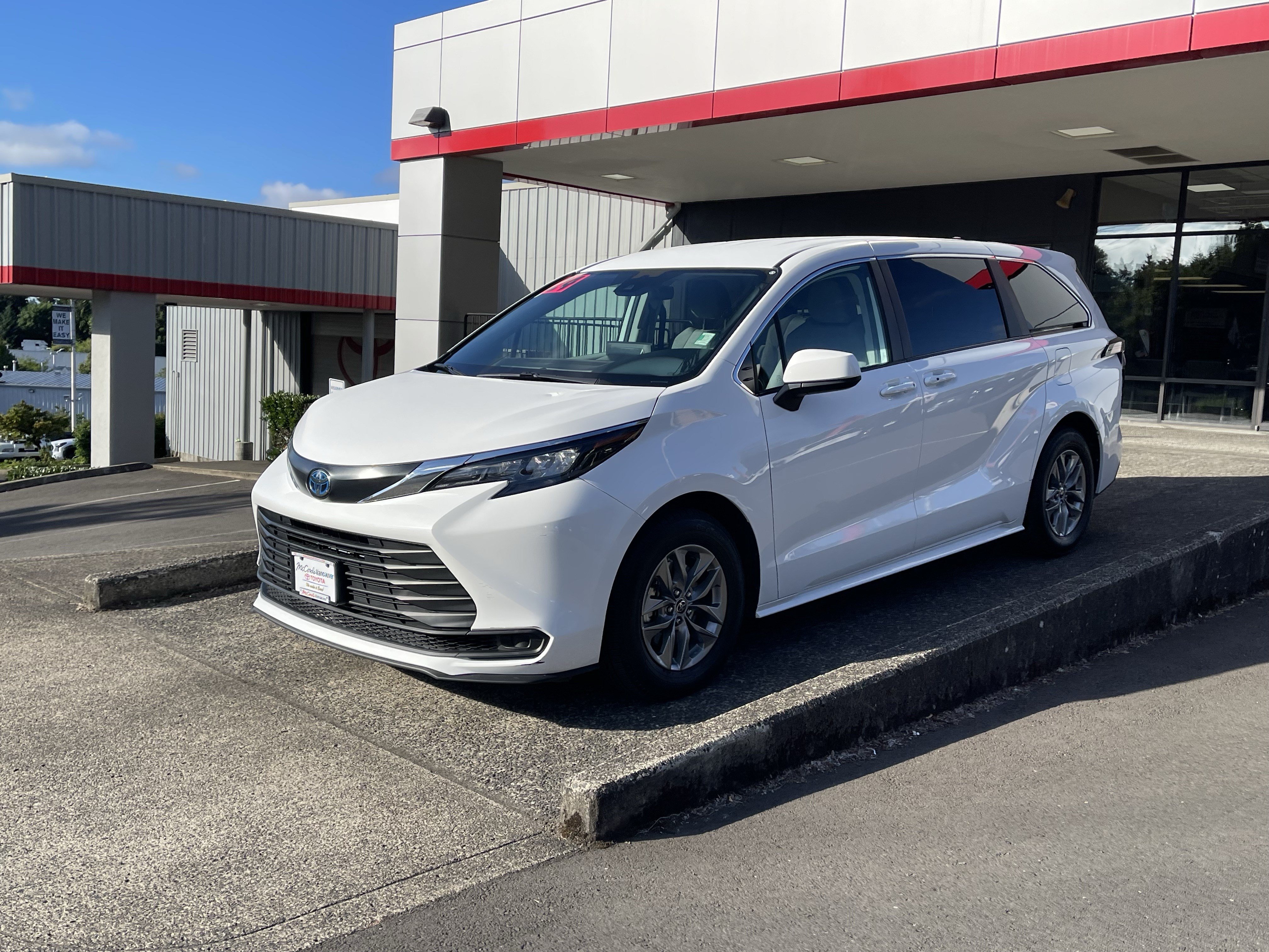 Certified 2024 Toyota Sienna LE AWD/4WD image 4