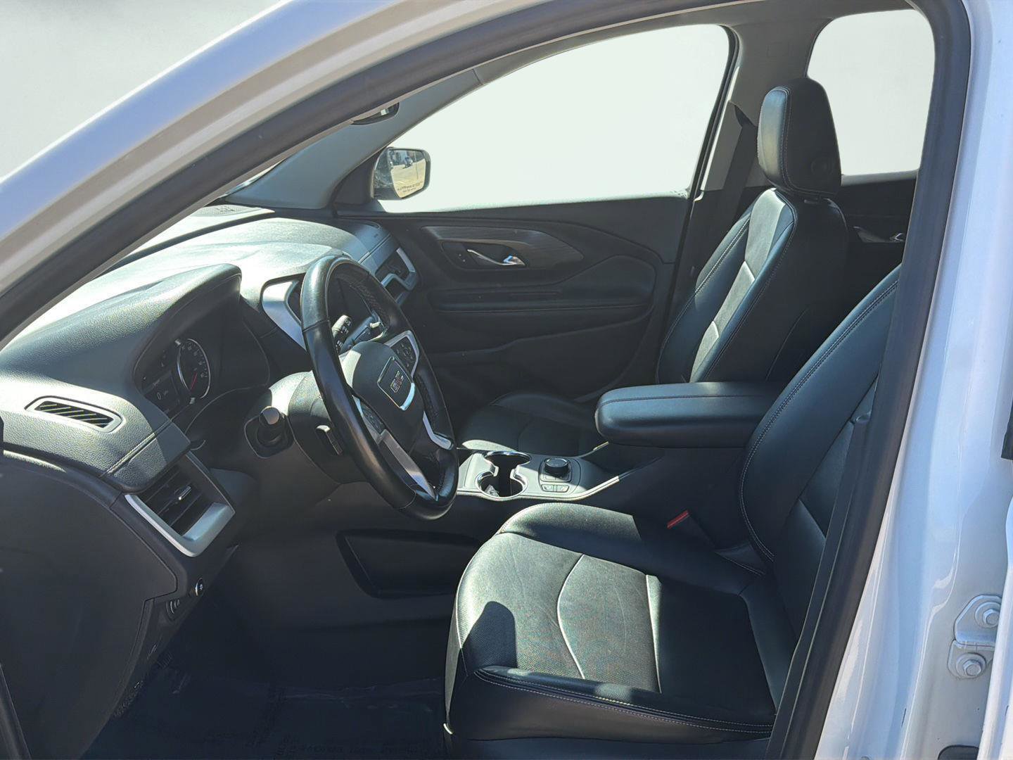 Used 2024 GMC Terrain SLT AWD/4WD image 9