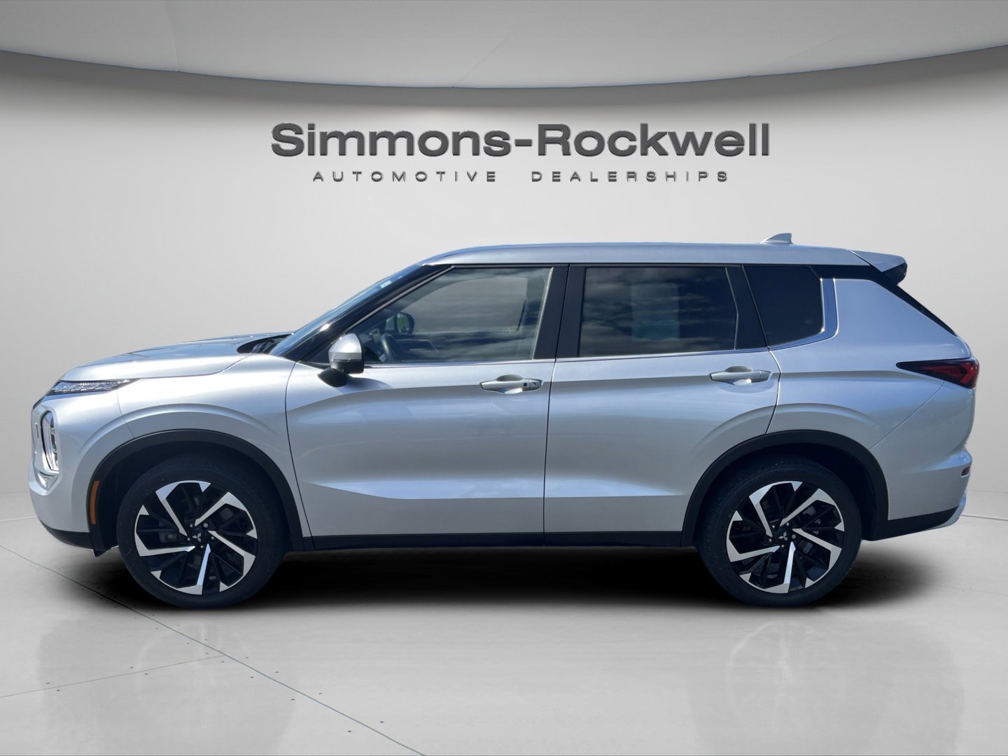 Used 2023 Mitsubishi Outlander SE AWD/4WD image 2