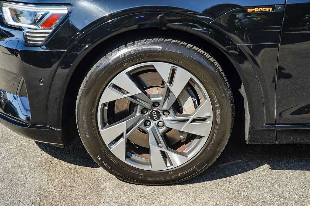 Used 2022 Audi e-tron Premium w/ Convenience Plus Package AWD/4WD image 10