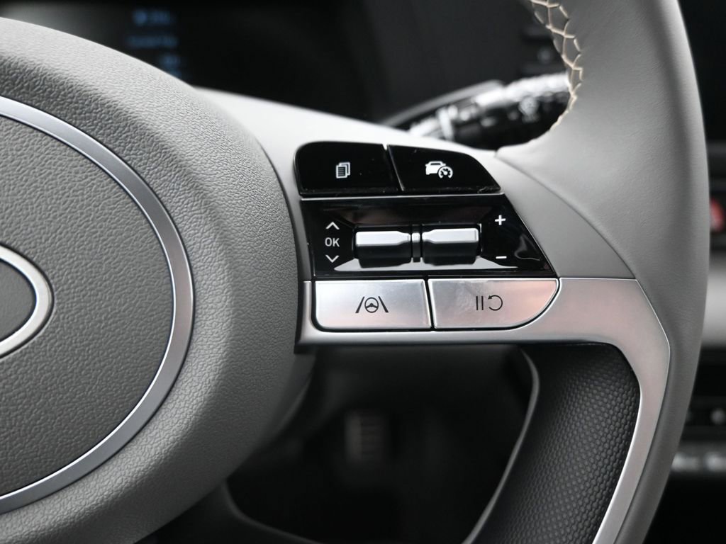 Used 2025 Hyundai Elantra Sport image 17