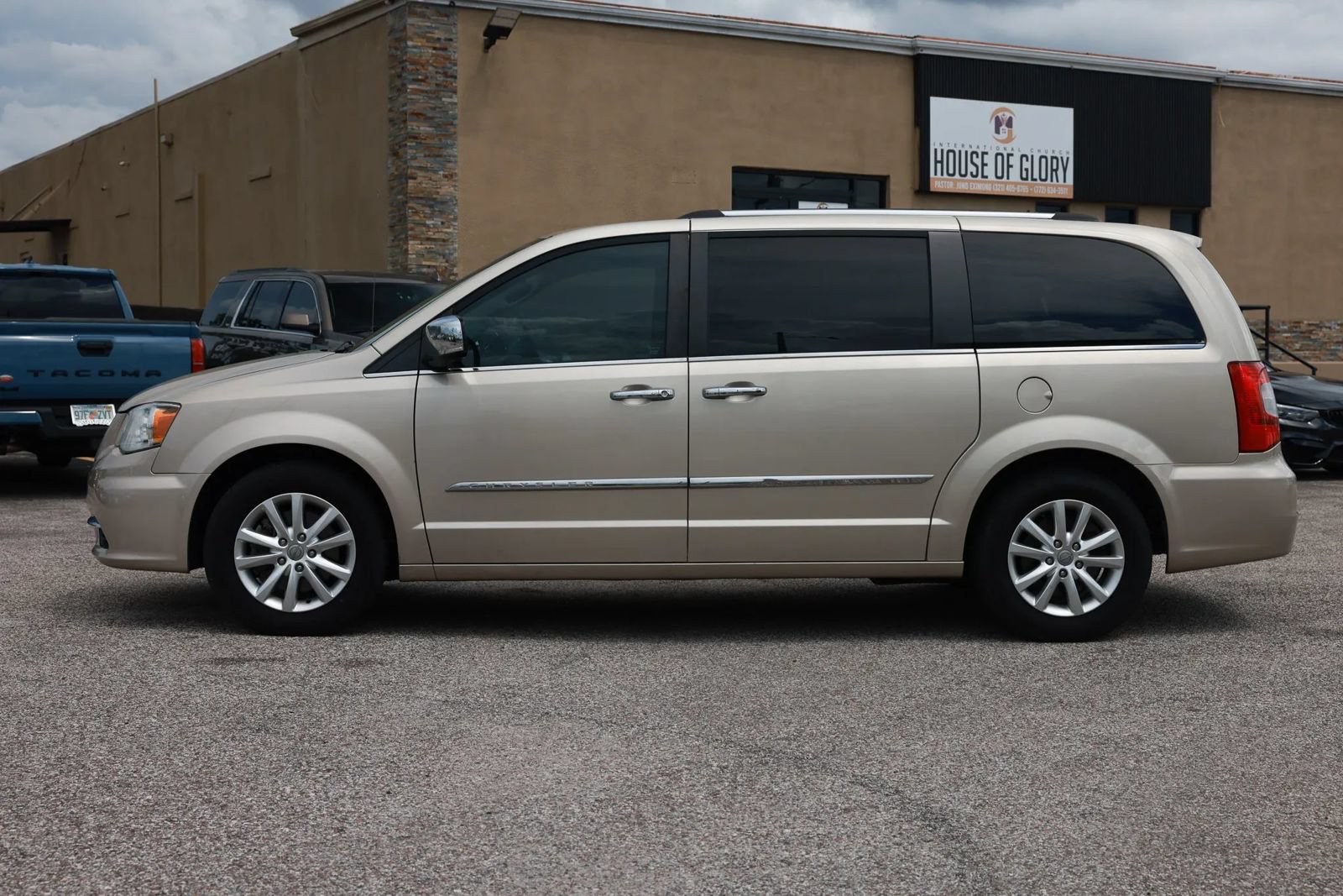 Used 2015 Chrysler Town & Country Limited Platinum FWD image 2