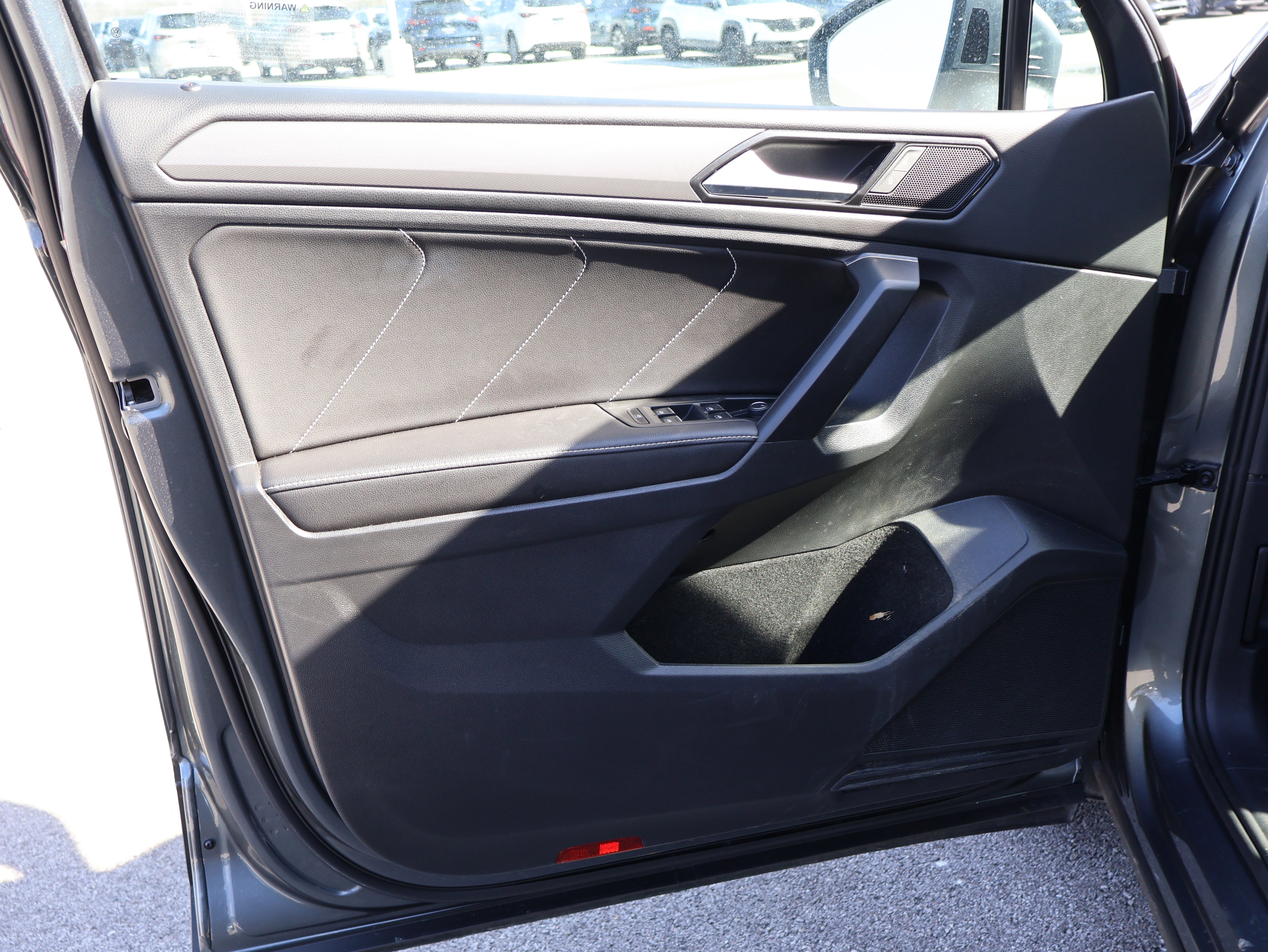 Used 2023 Volkswagen Tiguan SE w/ Panoramic Sunroof Package image 21