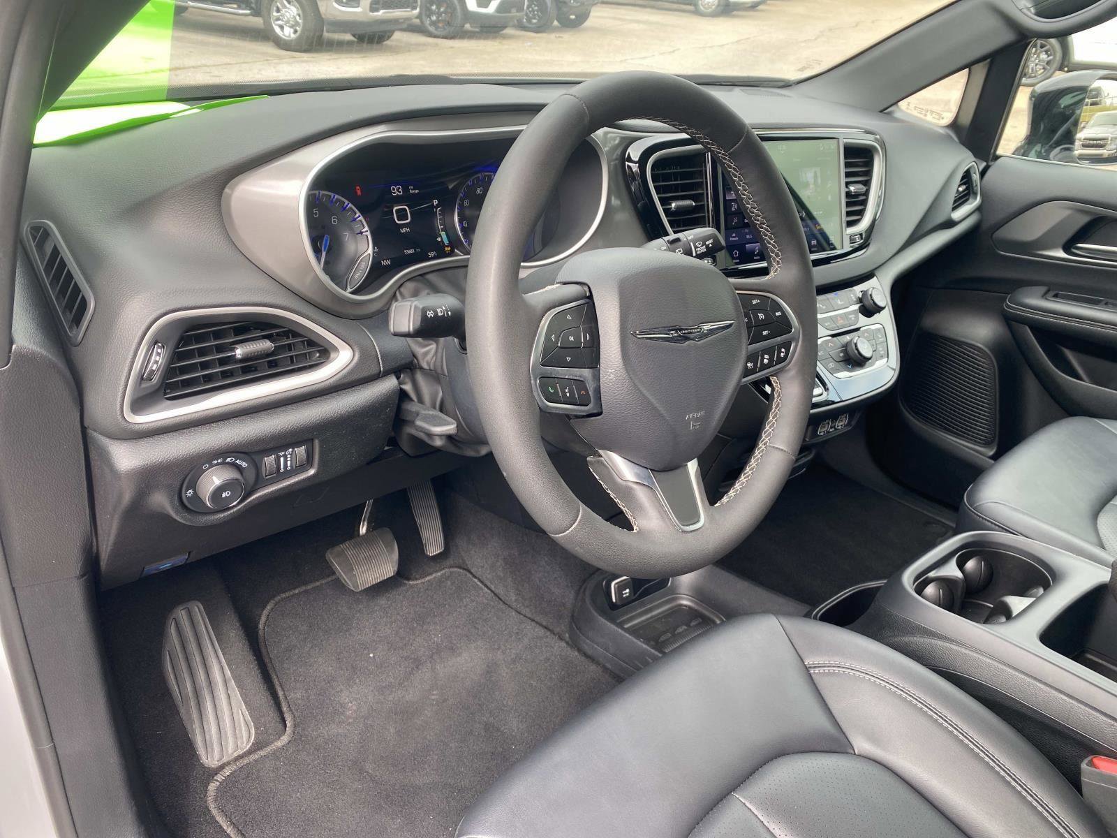 Certified 2025 Chrysler Pacifica Select FWD image 25