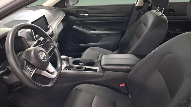Used 2025 Nissan Altima 2.5 SV FWD image 11