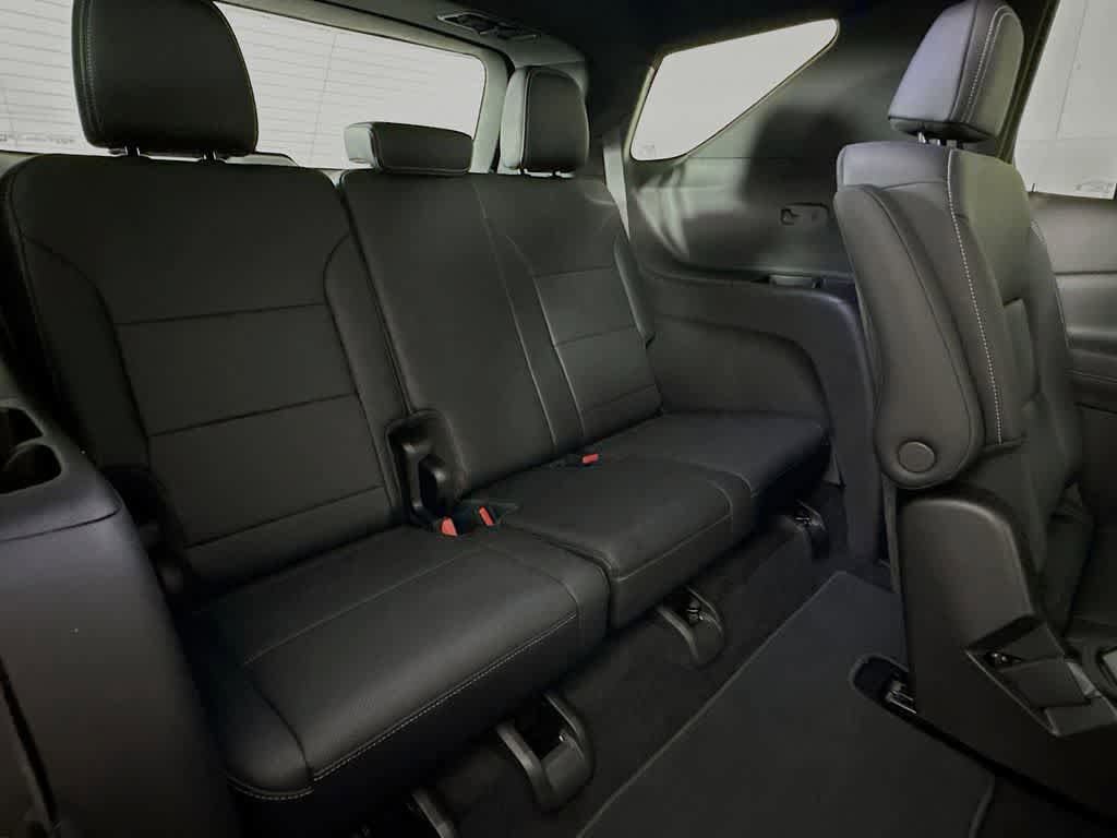 Used 2025 Chevrolet Traverse LT w/ Driver Confidence Package FWD image 32