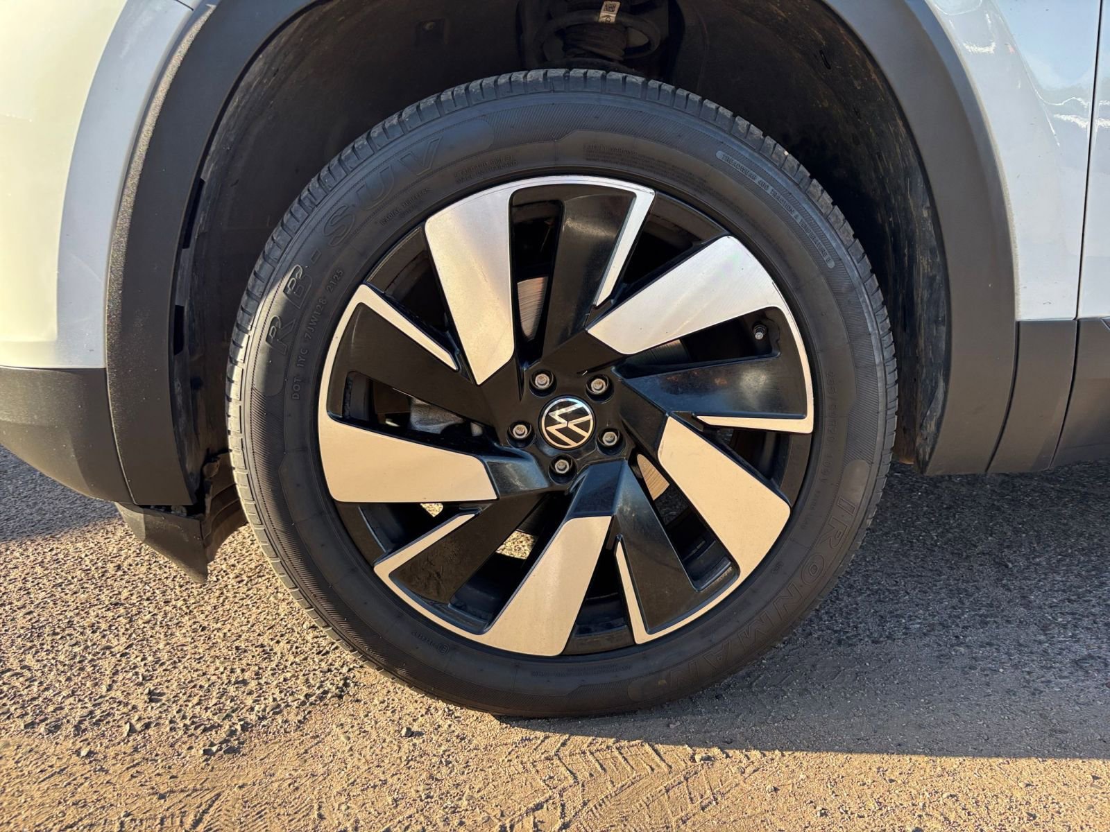 Used 2025 Volkswagen Atlas Cross Sport SE FWD image 32