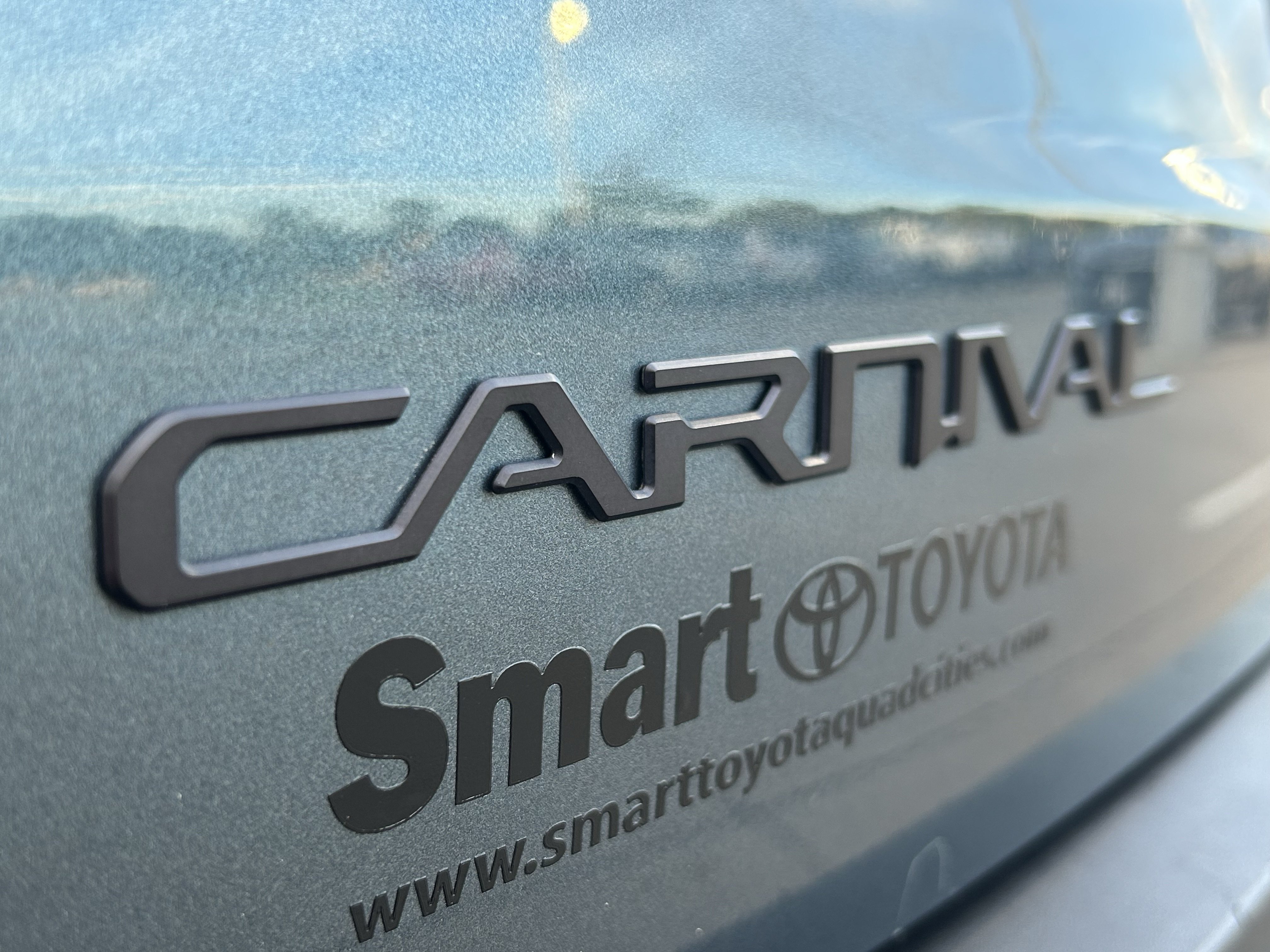 Used 2025 Kia Carnival SX w/ SX Dark Edition Package FWD image 8