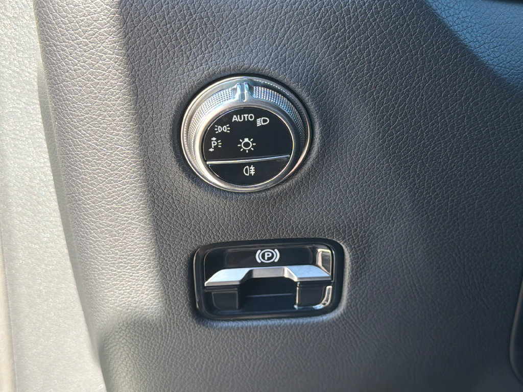 Used 2024 Mercedes-Benz GLC 300 4MATIC image 31