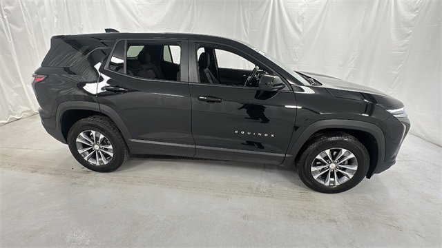 Used 2025 Chevrolet Equinox LT image 2