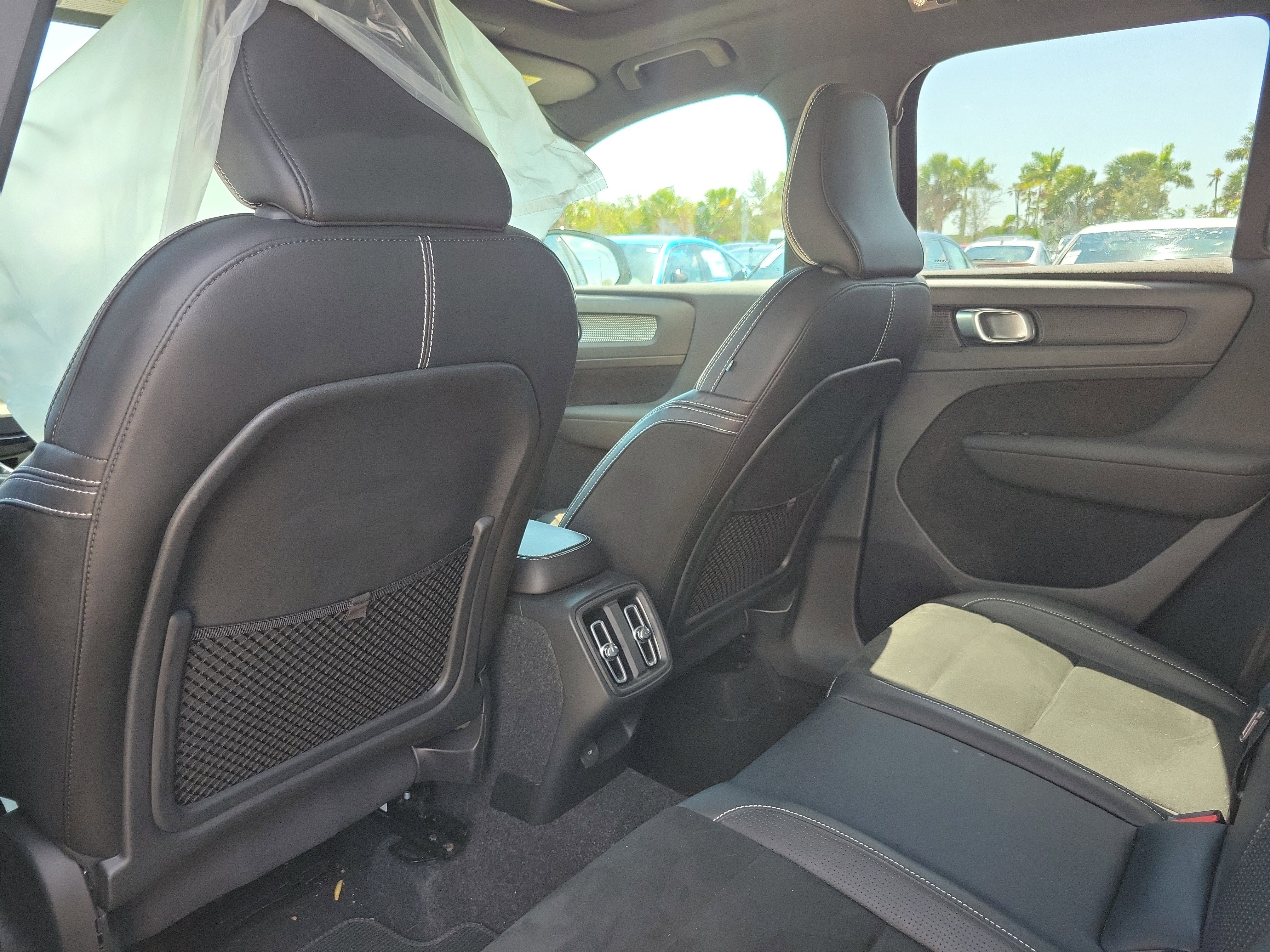 Used 2020 Volvo XC40 T4 R-Design w/ Protection Package Premier image 15