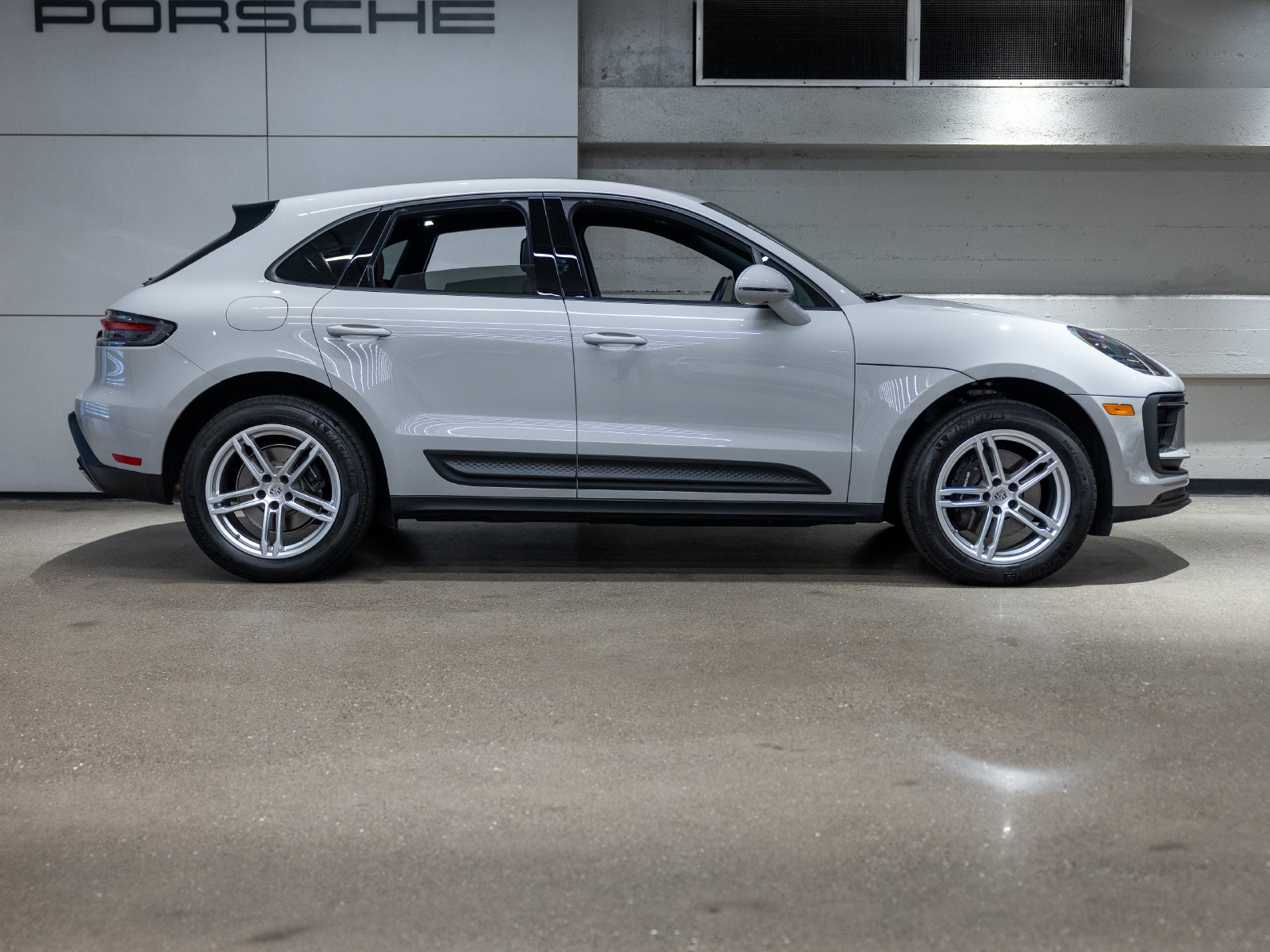 Certified 2026 Porsche Macan AWD/4WD image 9